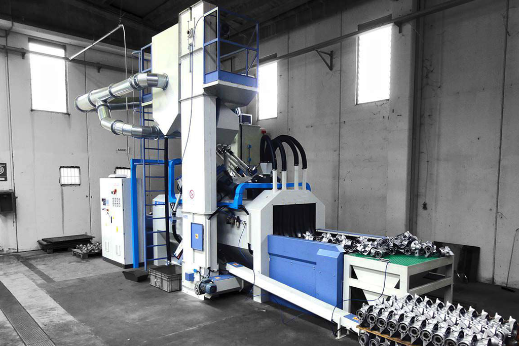 Wire mesh conveyor shot blasting machine